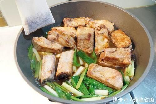 做排骨时,有人先焯水有人直接炖,老厨子全不对,教你正确做法