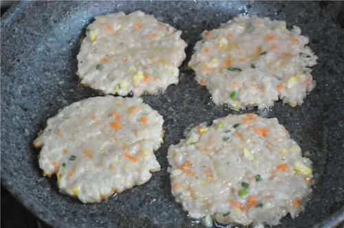 做成好吃的早餐饼,荤素搭配,糯米含有蛋白质,用筷子能挑起就可以了