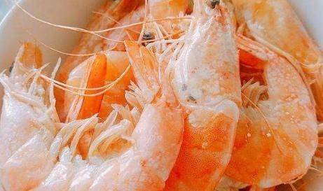 做法|水煮大虾,有人放盐,有人放醋,厨师长教你正确方法做,嫩又滑