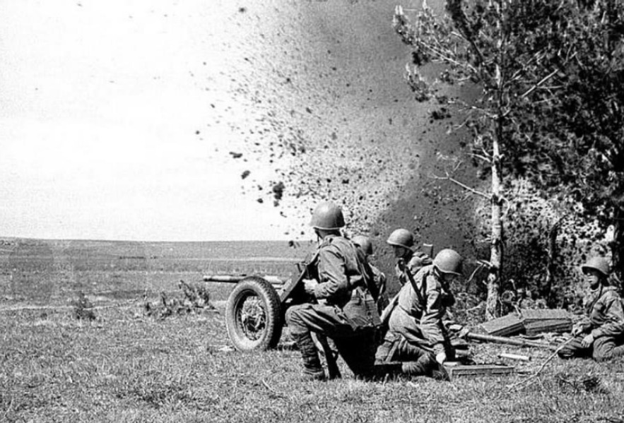 太英明|德军距离莫斯科只有25公里,斯大林为什么还要坚持阅兵?太英明了