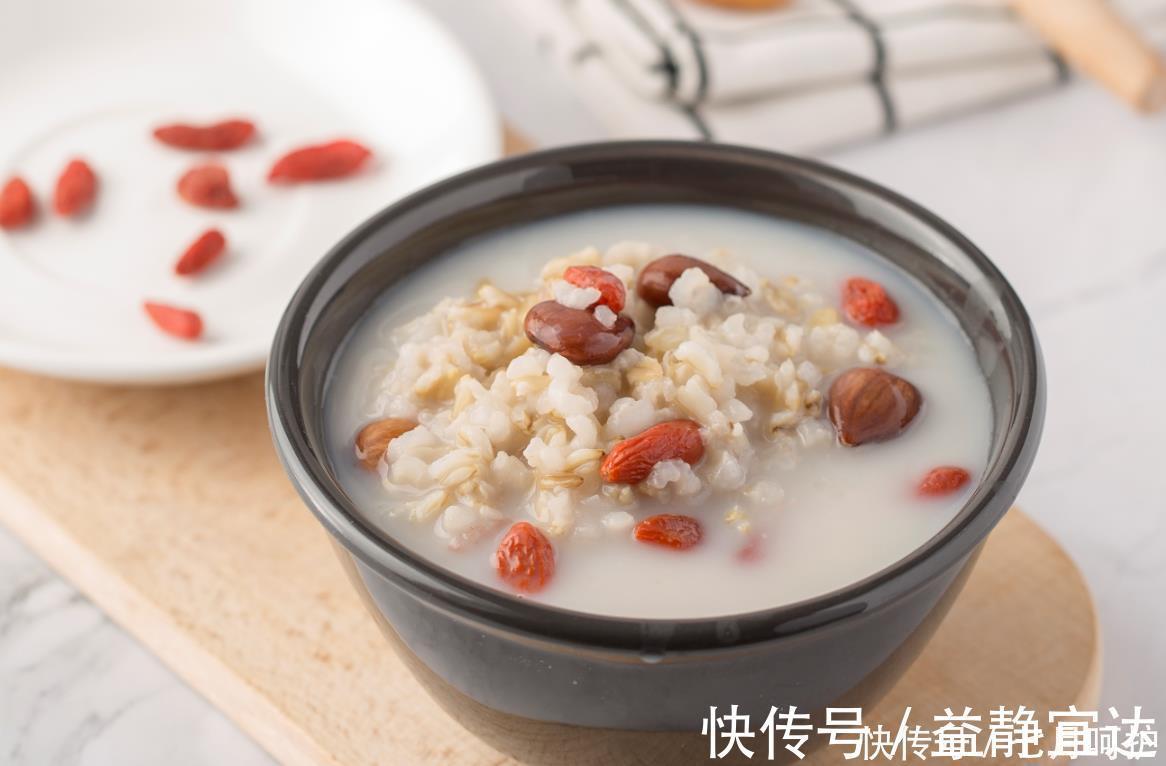 枸杞|杏仁燕麦粥浓香顺滑,充满了杏仁香气让人沉醉,喝上一口很满足