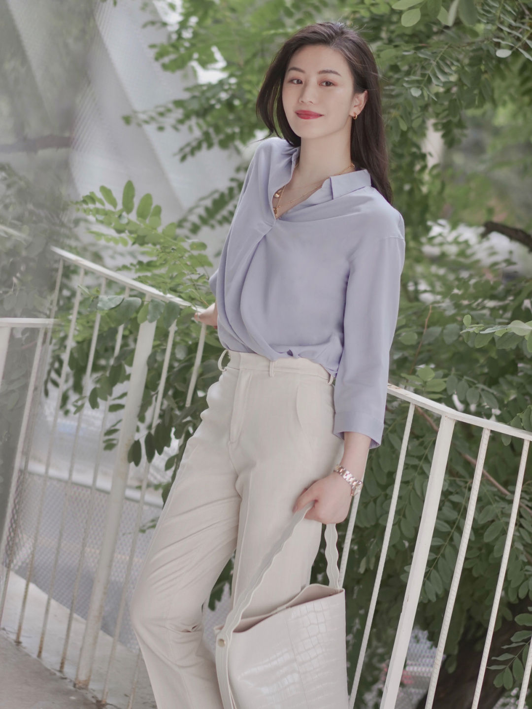 衬衫 秋天的“浅蓝色”衬衫真流行!搭配西装裤和大波浪卷发,魅力全开