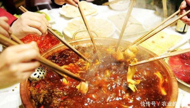 喜欢吃|吃火锅时,要避开这4个坏习惯,不然服务员一看便知,不常吃火锅