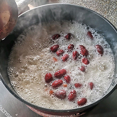 银耳百合炖雪梨