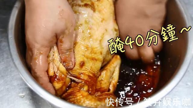 微波炉|把1整只鸡扔电饭锅内，不放油不放水，出锅比烧鸡还好吃，太香了