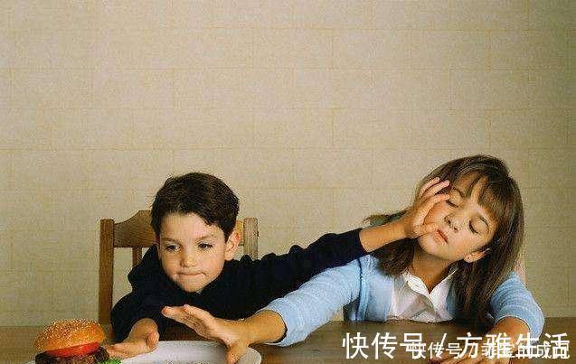 父母|大宝带二宝靠谱?为打游戏“封印”妹妹,网友:还能这样带娃?
