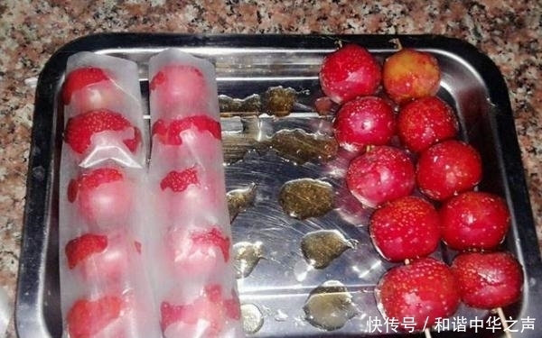 小贩用自己的口水给冰糖葫芦粘糯米纸,画面令人作呕