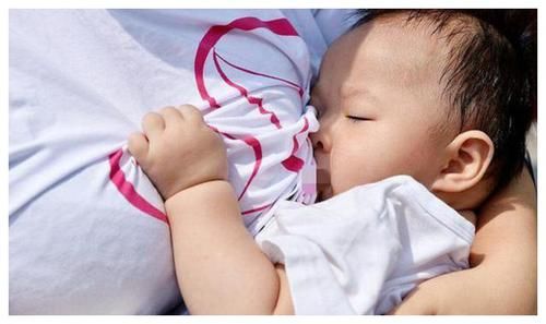 尴尬|一宝妈在公交车上给宝宝喂奶，旁边男子暖心的举动，被全车人夸赞