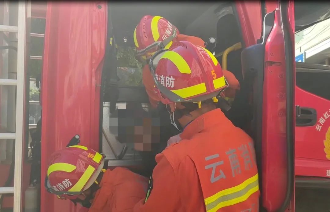 男子|消防车“化身”救护车！4分钟护送晕倒男子及时就医