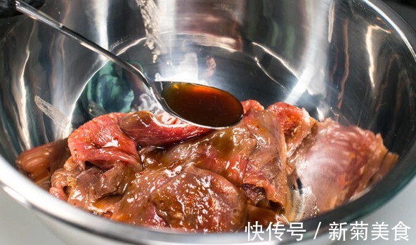 技巧|炒肉时,别再直接下锅了,牢记2个技巧,香嫩又入味,不柴也不腥