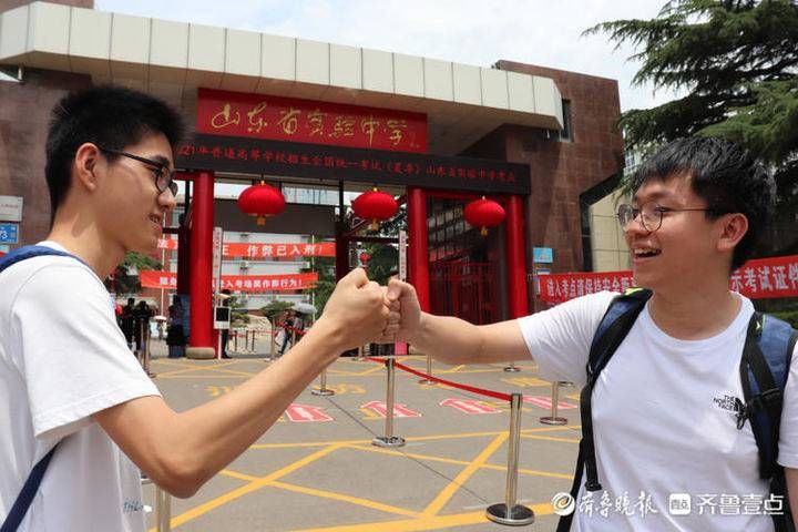 冲刺|兄弟，加油！语文考试结束，两位高考生击拳约定冲刺数学考