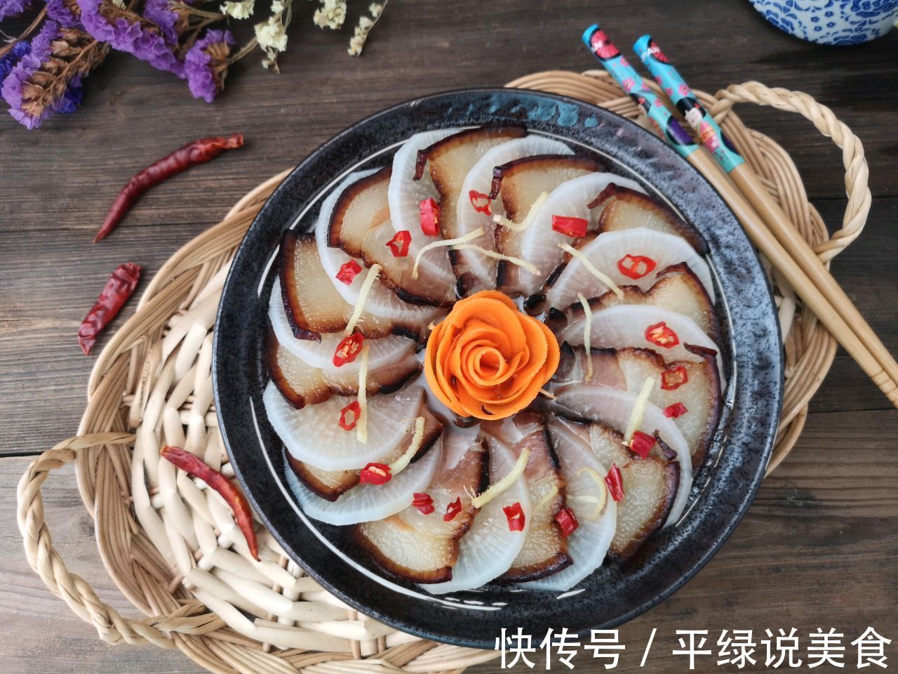 把腊肉跟萝卜搭配在一起，上锅一蒸，肥而不腻真健康