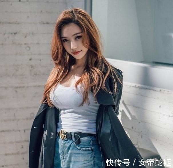 街拍气质靓丽的小姐姐，美丽动人，女人味十足