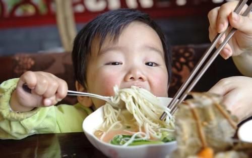 面条|妈妈给娃做的饭VS奶奶给娃做的饭，娃：米汤面条鸡蛋，我吃够了