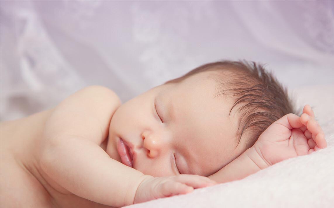鲍秀兰|新生儿老摆出“举手投降”的睡姿?正不正常你说了不算,看月龄