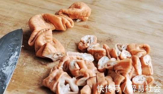 洗猪大肠，放“2样料”，不用食盐，清洗得更省力，干净无腥臭味