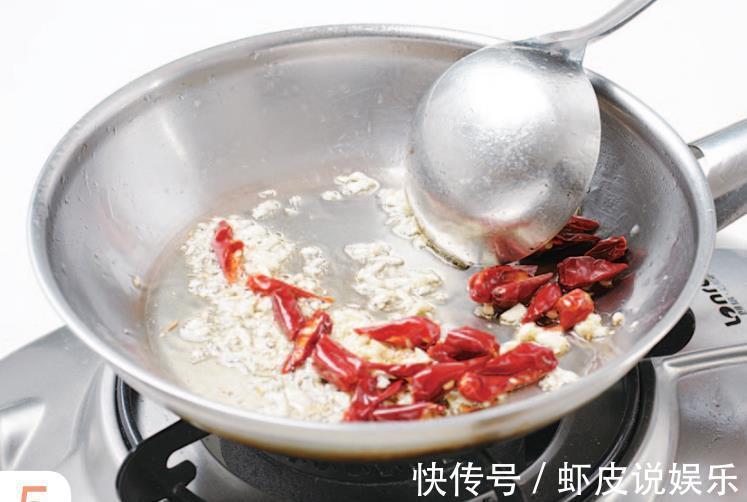 晚餐来份蒜香口味的排骨，下饭下酒，回味悠长