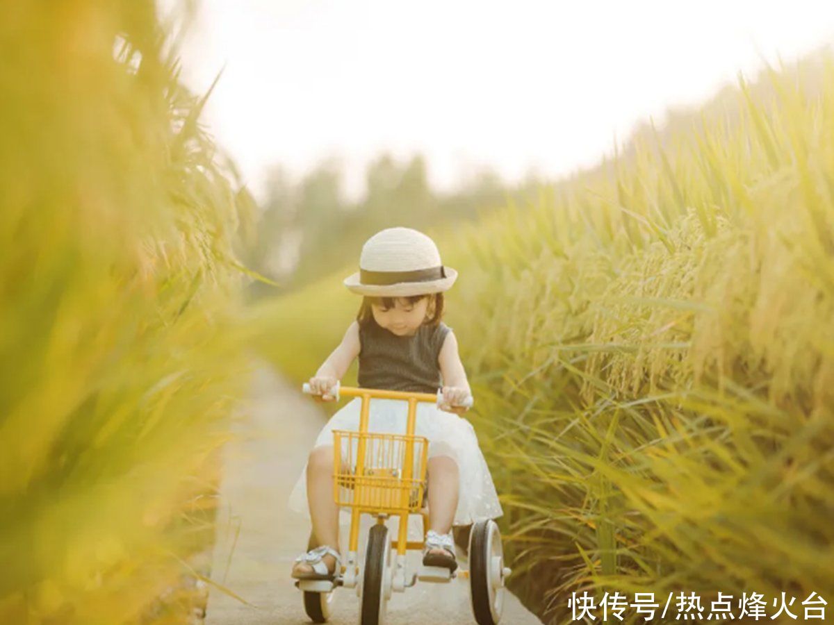 孩子|爸爸送外卖妈妈当服务员，2岁娃快乐成长，没钱也能养好孩子