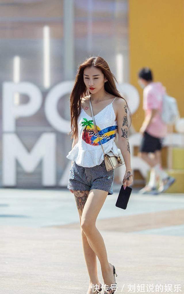 马甲|白背心与长裤搭配,充满青春活力,时尚气质