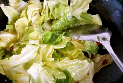 它含天然维生素U，其他蔬菜很少有，养胃护胃，胃不好要多吃