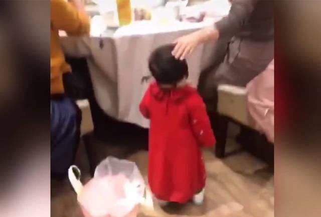 小辫辫|宝宝天生“自来熟”,在饭店推开一个包房就进去,网友萌翻了