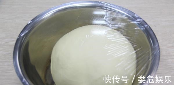发面时,万万不可只加酵母!多加3样,9分钟溢盆,馒头又香又软