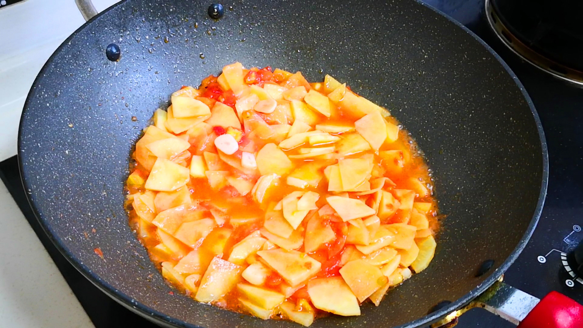 土豆和西红柿一起做,实在太好吃了,我家隔三差五吃,比吃肉还香