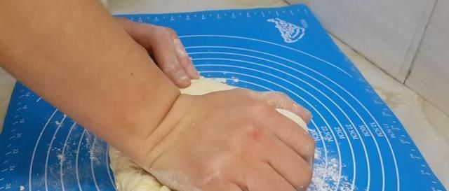 半斤红豆,1斤面粉,不用烤箱,教你做创意红豆包,比发糕还好吃