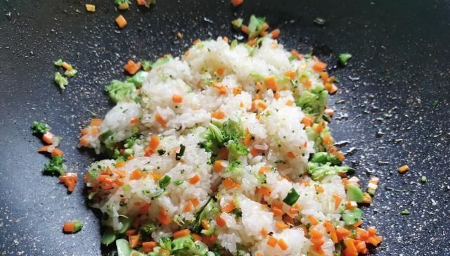 西兰花|煎饼就爱这种吃法，面糊搅一搅，柔韧又劲道，卷什么菜都好吃