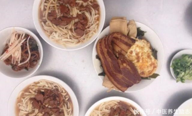 滕州最好吃的大肉手擀面，天天开门排长队，一天卖出500多碗