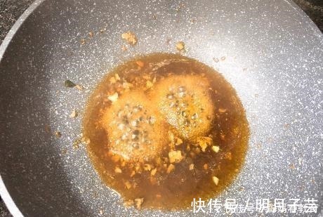 搅拌均匀|红烧狮子头家常做法,别只会小火炸,掌握技巧,丸子不松散还不腥