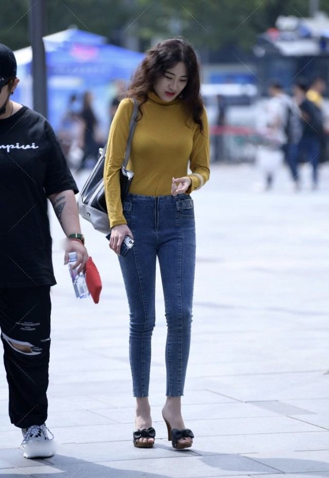 微胖 经典黄色紧身上衣,搭配铅笔裤显腿长,高跟鞋中藏蝴蝶结显气质