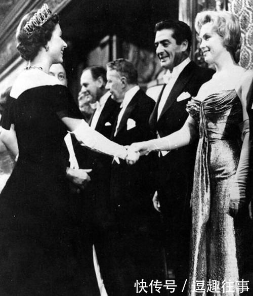 7张名人罕见合影照:戴笠、梅乐斯都在笑,梦露和英女王气质迥异