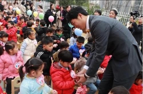 女老师在幼儿园“办私事”，自己开心，孩子捧场，家长却很尴尬