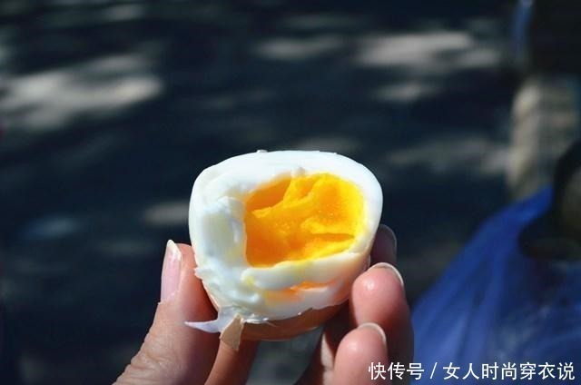 水煮蛋，懂的人从来不用冷水泡，记住一个小妙招，蛋壳一敲就脱落