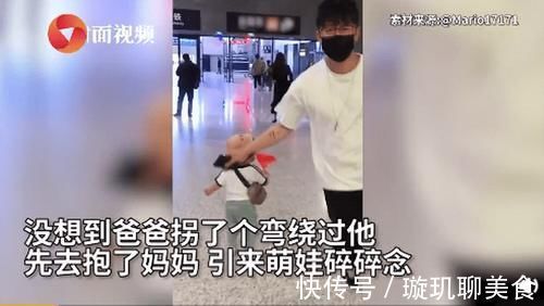 真爱|爸妈牵手游故宫,留萌娃自己推婴儿车!网友:父母是真爱孩子是意外