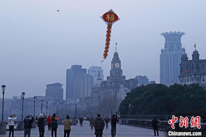 合影留念$民众在上海外滩迎2022年春节