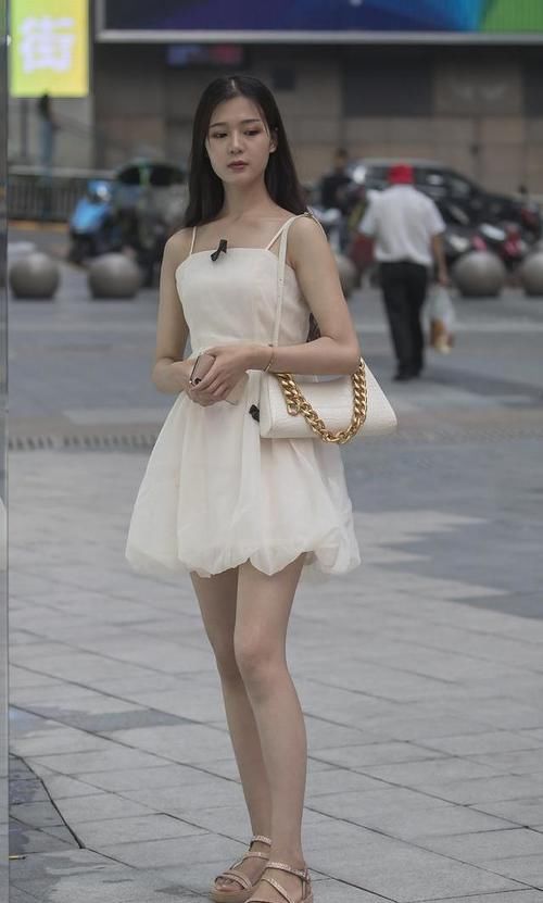  老气横秋|迎夏时尚说：美女选择颜色鲜艳的连衣裙，告别老气横秋