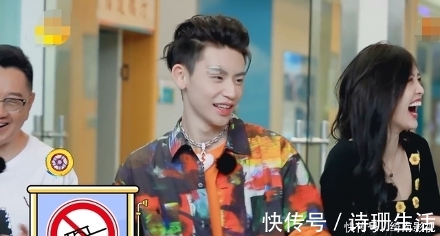 周深無(wú)法回答問(wèn)題,為了不受涼,他隨口說(shuō)了四個(gè)字