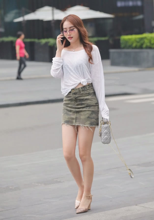 这身造型 小姐姐可真会穿，在裙子外套层纱，网友：再也不怕蚊子了！