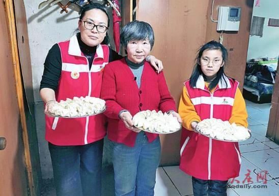 一家三口志愿者给独居老人包饺子