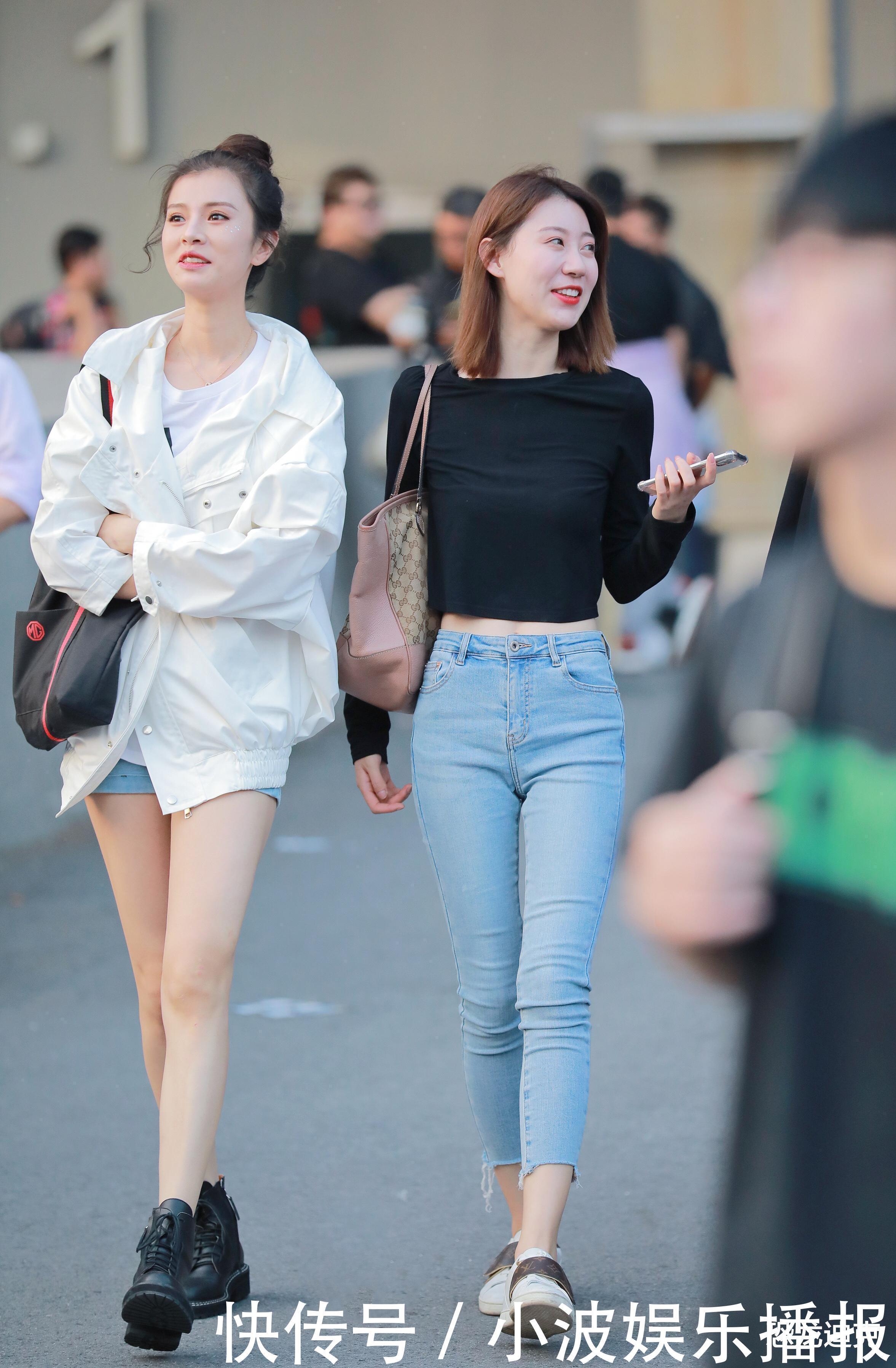 小姐姐|美女街拍:普普通通的蓝色牛仔裤,简简单单也可以很美