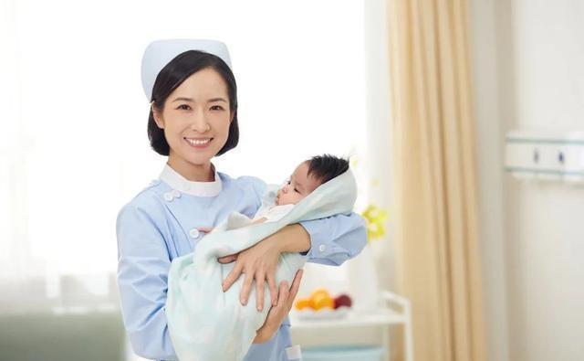 父母|经常被抱的孩子,和经常躺着的孩子谁更健康?医生:两者差距明显