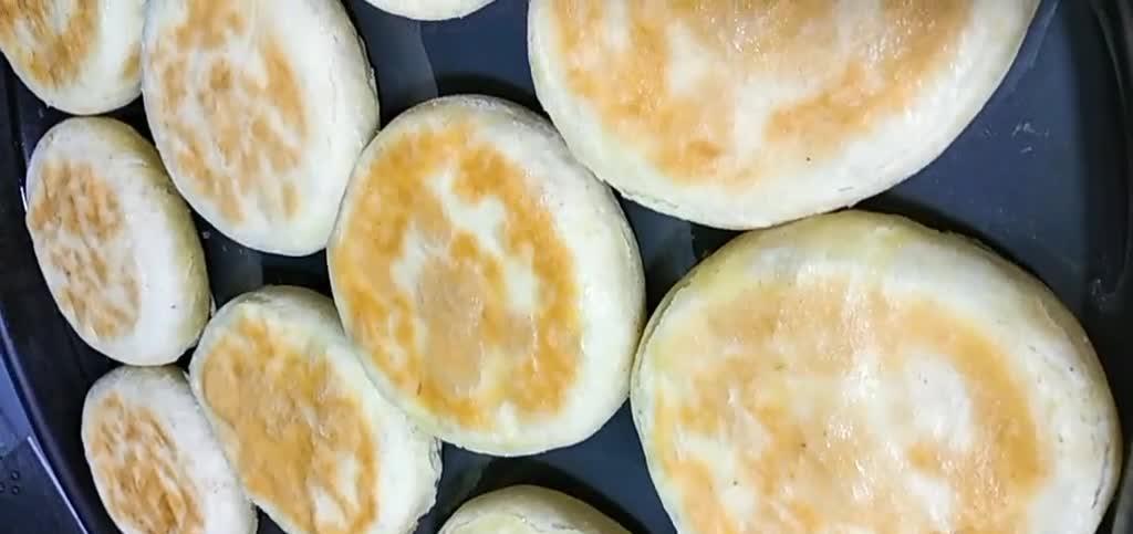 五香发面饼的做法,外酥里香暄软蓬松,传统配方小时候的味道