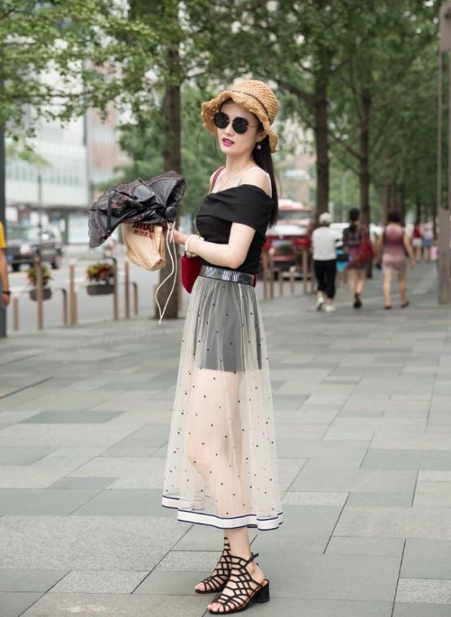 街拍:蓝色贝雷帽搭配收腰裙子,小姐姐十分的温柔,美丽大方