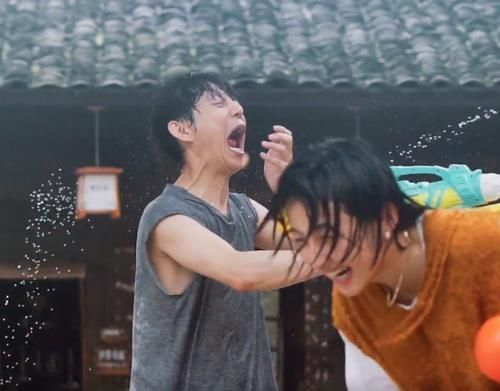 黄磊|是个狠人!何炅玩打水仗藏在鸡窝里,被黄磊喷水,直接用嘴接
