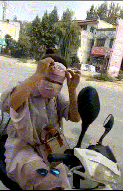 |搞笑段子王：小姐姐，你是有什么高兴事吗？，这样走路小心挨打哦