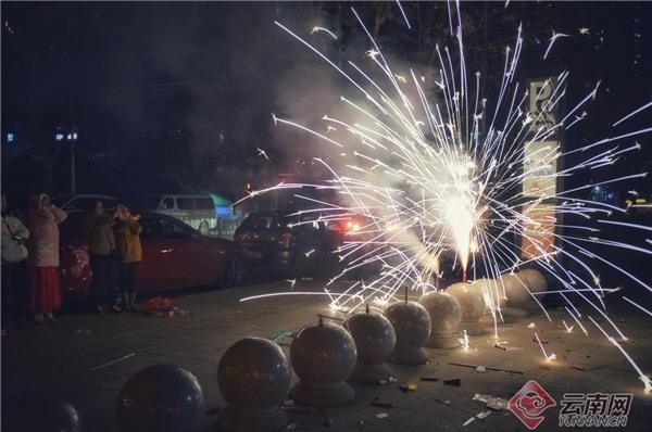 中年|爆竹声中一岁除，春城各地烟花迎春节