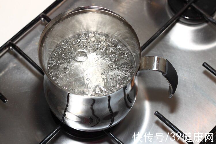 铝锅|不粘锅有毒还致癌？掉了涂层还能不能用？央视用一个实验得到答案