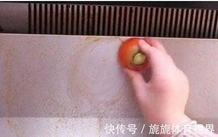 不管油烟机油垢有多厚，一根胡萝卜，就能轻松清洁干净，省时省力